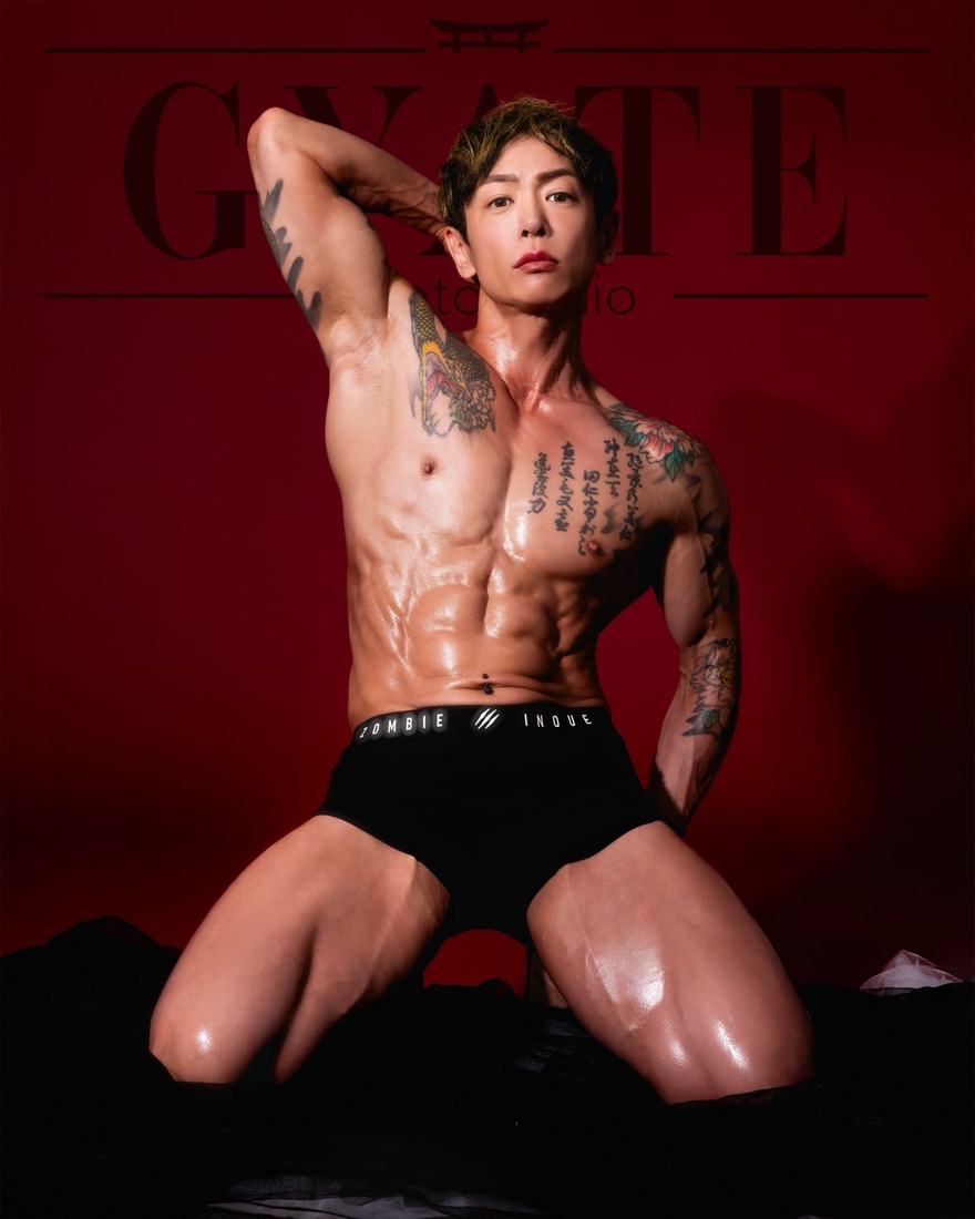 赤背景で撮影した大会前のボディプロフィール作例