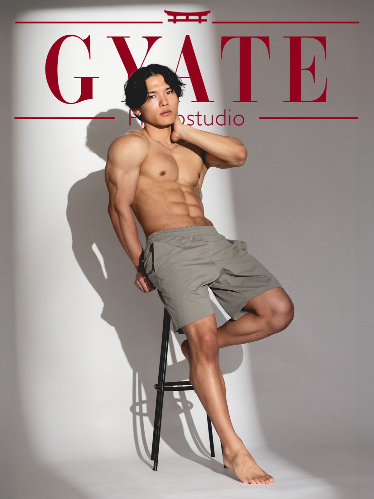 STUDIO GYATEのボディプロフィール作例：窓光のドラマチックなライティングで撮影された男性